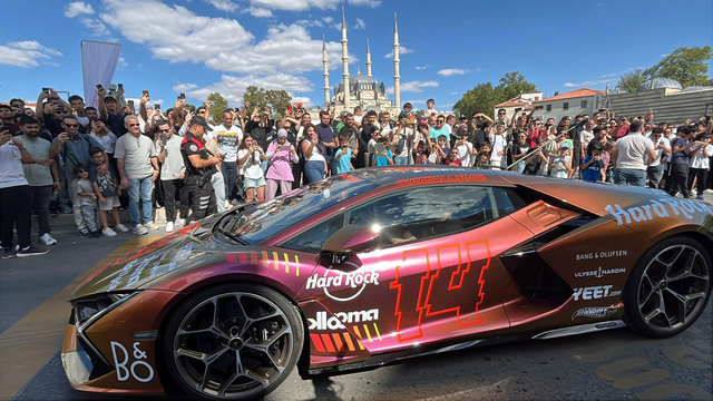 Ralli sürücüleri, otomobilleriyle Selimiye Camisi'nin çevresinde tur attı