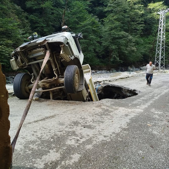 Artvin'de göçüğe düşen kamyonun sürücüsü yaralandı