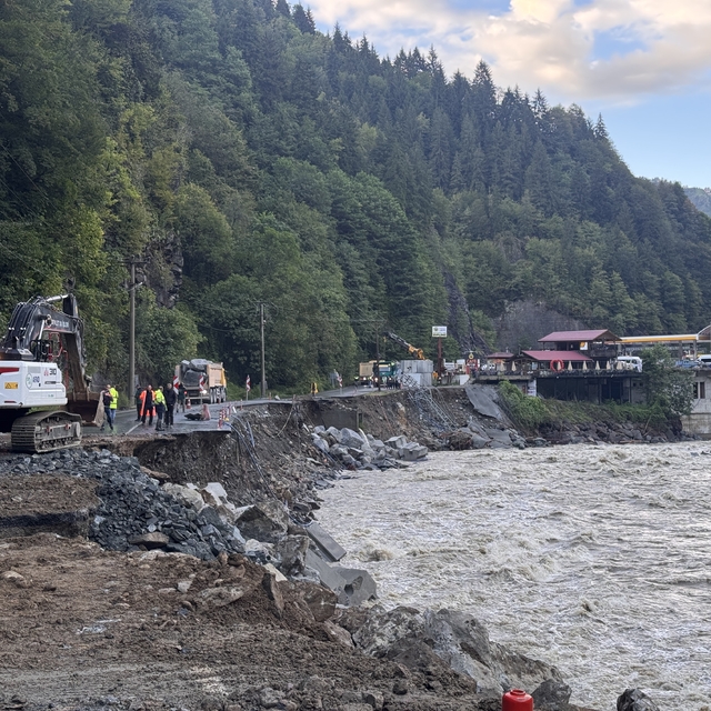 Çamlıhemşin-Ardeşen kara yolunda ulaşım kontrollü sağlanıyor
