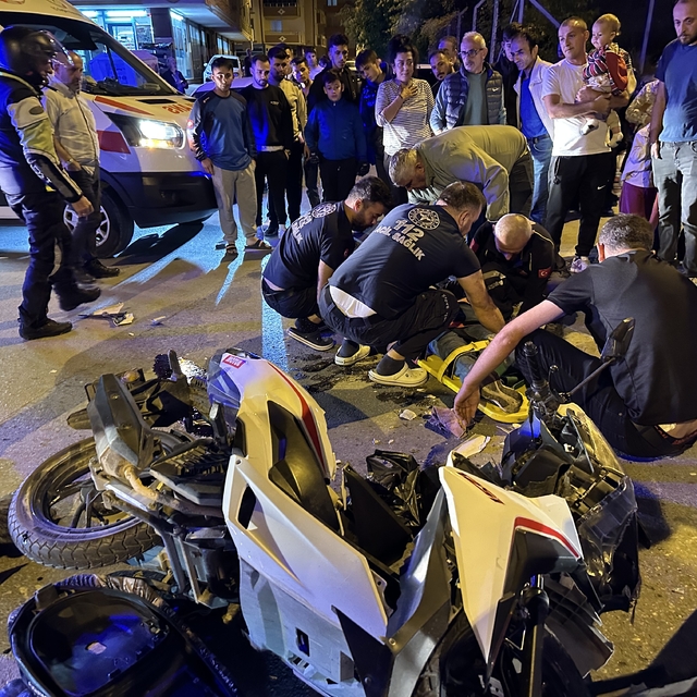 Sinop'ta otomobille motosikletin çarpıştığı kazada 2 kişi yaralandı