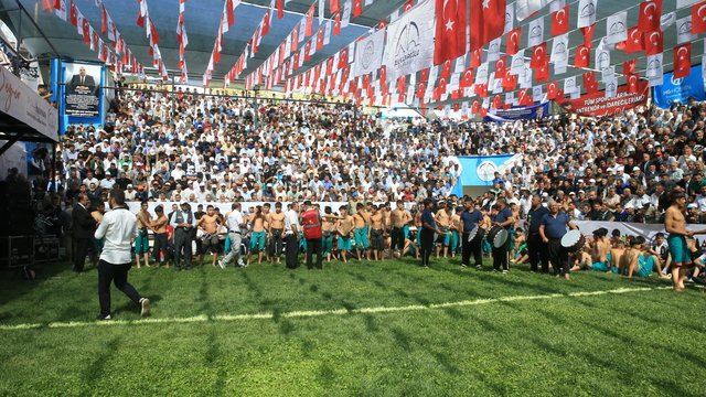 Kahramanmaraş'ta "29. Geleneksel Bertiz Boyalı Kısa Şalvar Güreş Festivali" düzenlendi