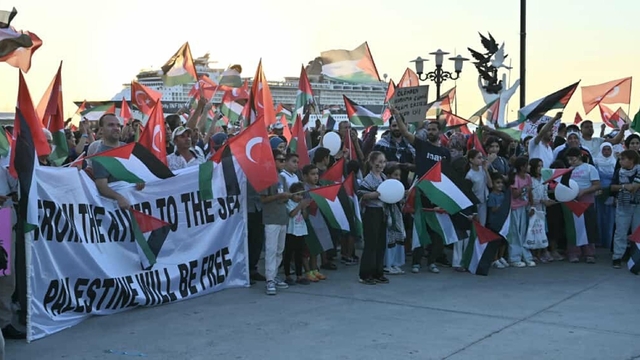 Kuşadası'nda 'Sumud Filosu'na' destek etkinliği
