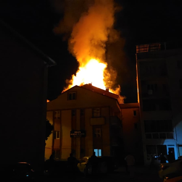 Bursa'da bir binanın çatısında çıkan yangın söndürüldü