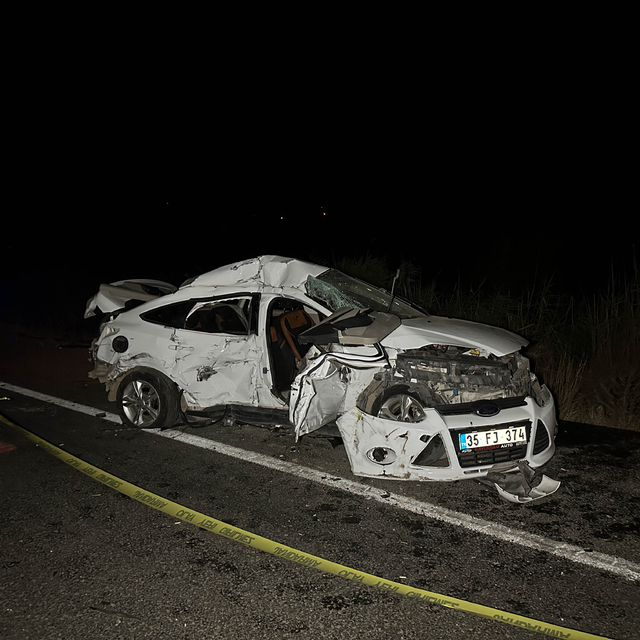 Uşak'ta tırla çarpışan otomobildeki 1 kişi öldü, 1 kişi yaralandı