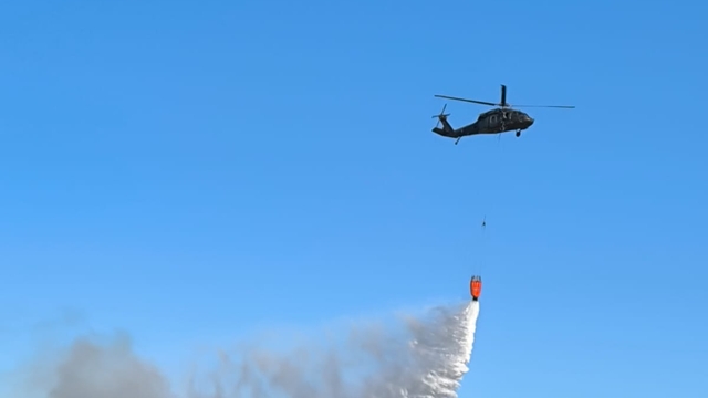 Diyarbakır'ın Silvan ilçesinde çıkan örtü yangınına müdahale ediliyor