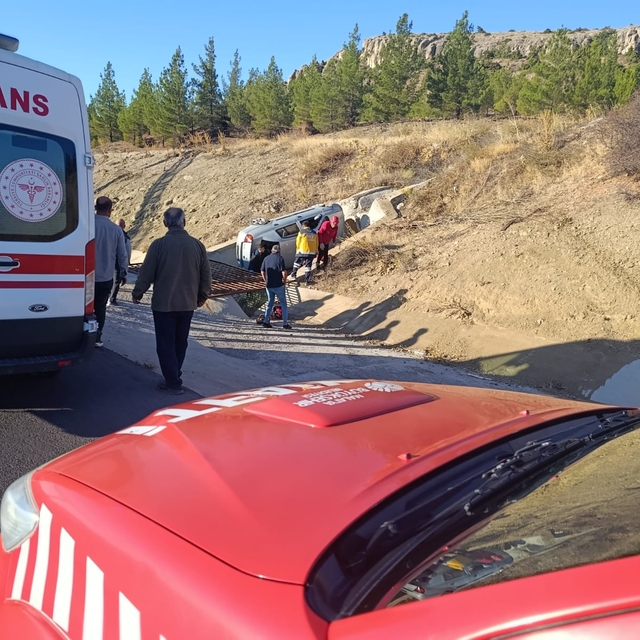 Malatya'da devrilen otomobildeki 3 kişi yaralandı