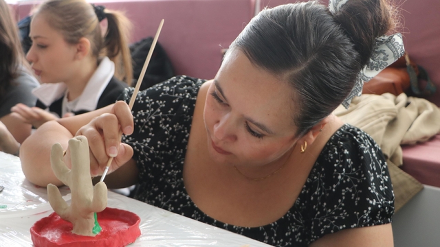 Kadınlar kil atölyesinde hem stres attı hem hobi edindi