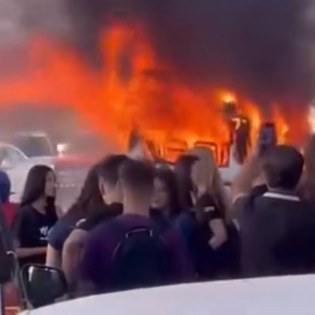 Mersin'de öğrenci servisi yandı