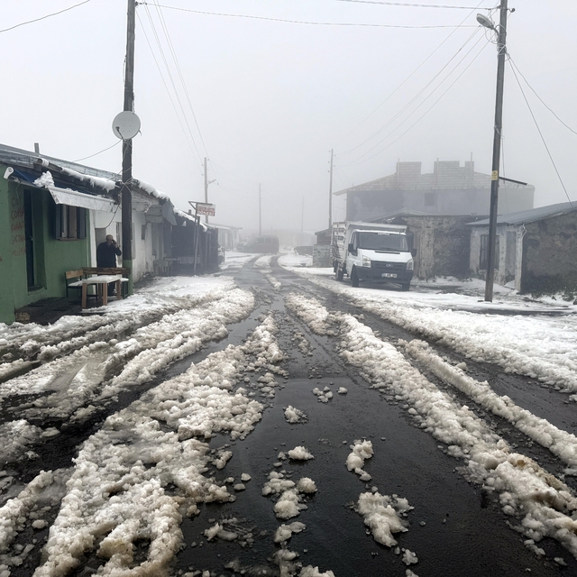 Ardahan ile Kars'ın yüksek kesimlerine kar yağdı