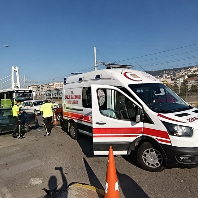 Kocaeli'de otomobille çarpışan motosikletin sürücüsü yaralandı