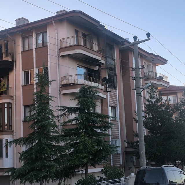 Afyonkarahisar'da apartmanda çıkan yangında 3 kişi yaralandı