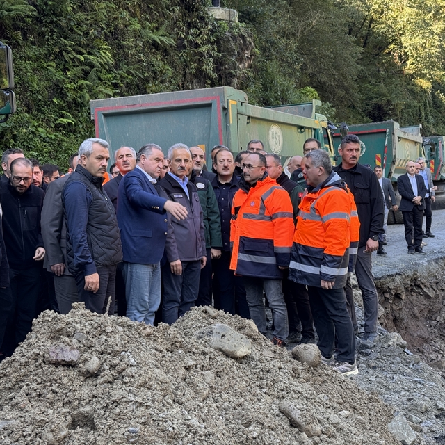 Bakanlar Uraloğlu ve Bak, Çamlıhemşin-Ayder Yaylası yolunda devam eden çalı...