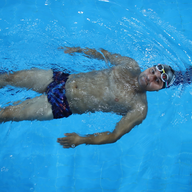 Master yüzücü, yarışmalardaki başarısıyla gençlere örnek oluyor