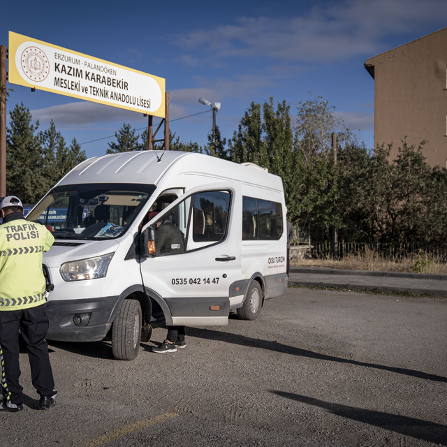 Erzurum polisi öğrencilerin güvenliği için okul çevresinde nöbette