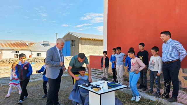 Ağrı'da kuaförler köy çocuklarını tıraş etmek için seferber oldu