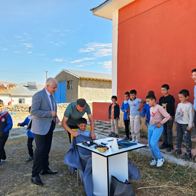 Ağrı'da kuaförler köy çocuklarını tıraş etmek için seferber oldu
