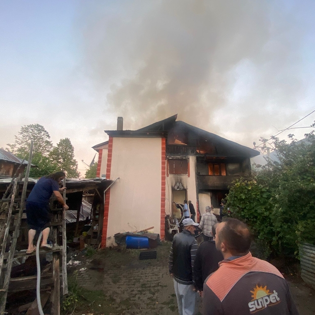 Yangında evli çift yaşamını yitirdi