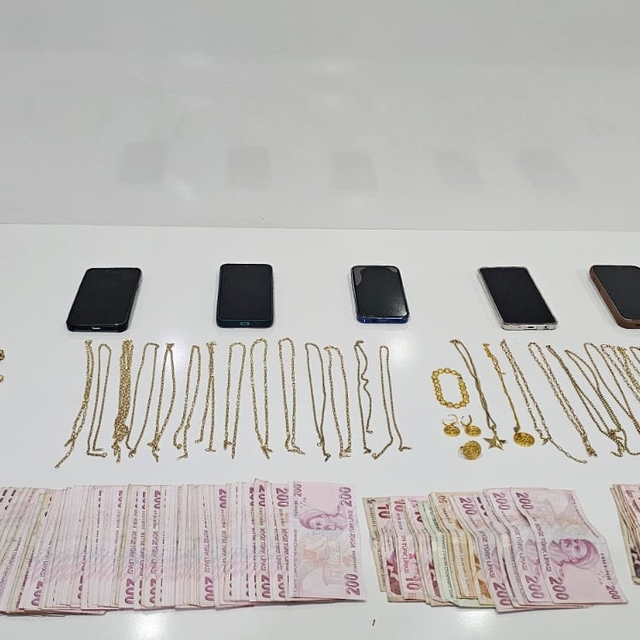 Mersin'de kuyumcuları sahte altınla dolandırdıkları iddia edilen 4 zanlıdan...