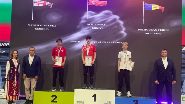 Öğretmeninin tavsiyesiyle başladığı bilek güreşinde 15 yaşında dünya şampiyonu oldu