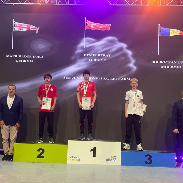 Öğretmeninin tavsiyesiyle başladığı bilek güreşinde 15 yaşında dünya şampiy...