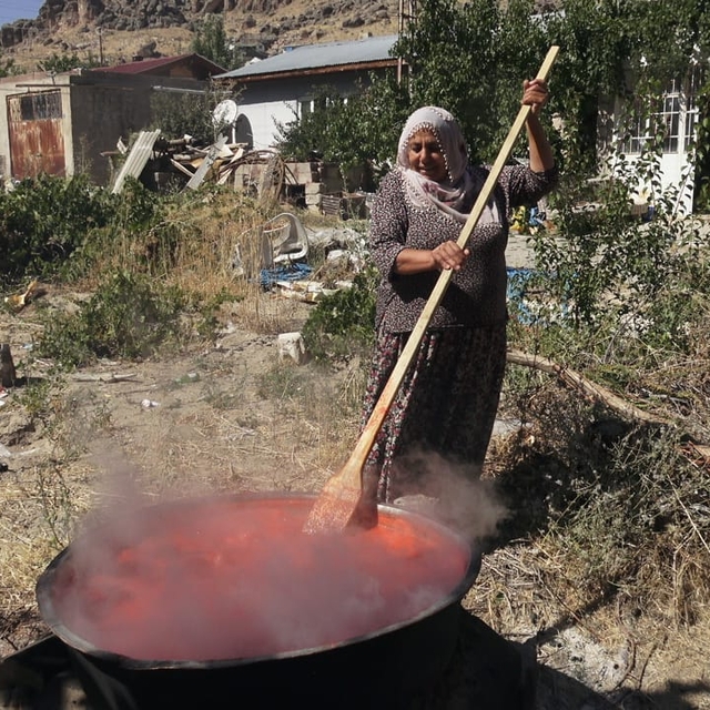 Kayseri'de kadınlar kışlık salça yapımına başladı