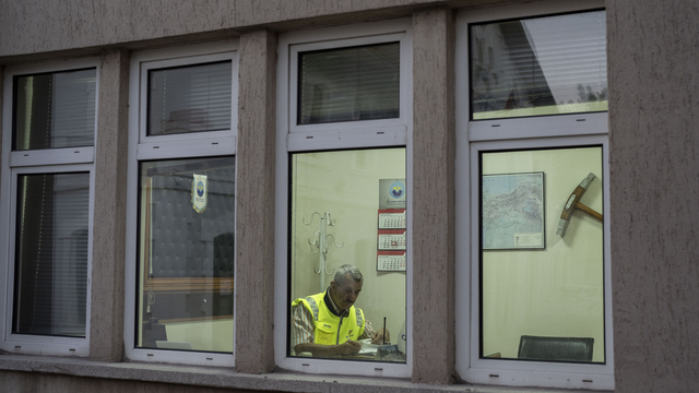 Dedesi ve babasının da çalıştığı kurumda 45 yıldır trenlerin güvenliği için mesai yapıyor