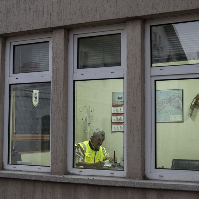 Dedesi ve babasının da çalıştığı kurumda 45 yıldır trenlerin güvenliği için...
