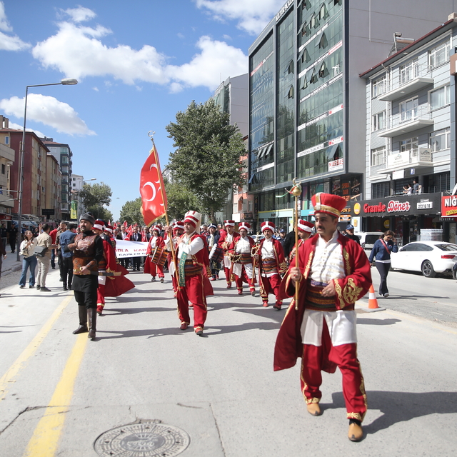 Davul sevgisi Ayşe Ezer'i mehter takımına taşıdı