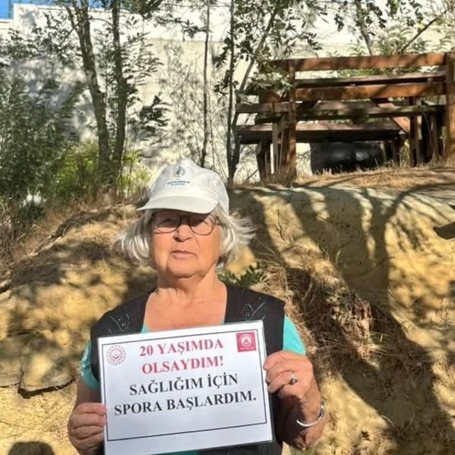 Tekirdağ'da huzurevi sakinleri gençlere pankartlı mesaj gönderdi