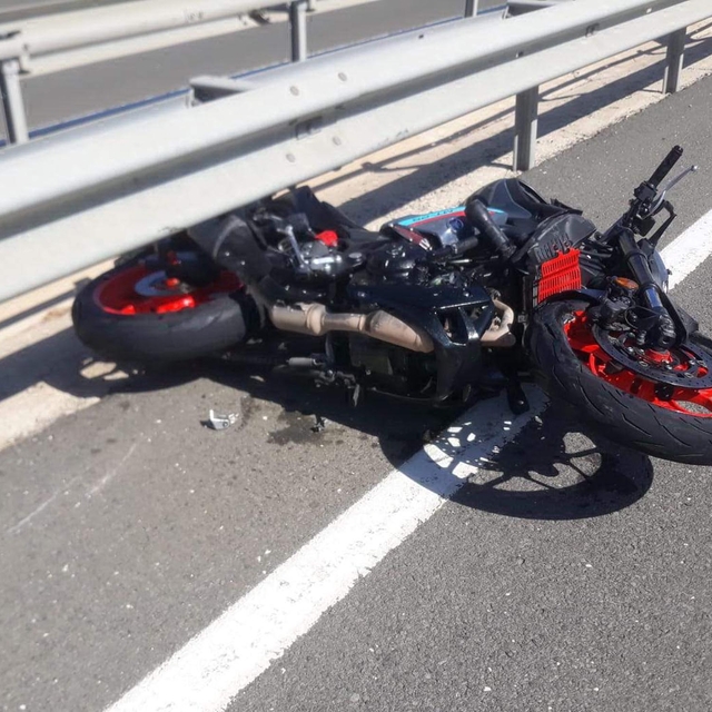 Otomobilin çarptığı motosikletin sürücüsü ağır yaralandı