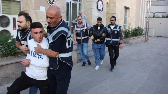 Takip edip bıçak çektikleri 2 kişinin 150 TL'sini gasbettiler; 2 tutuklama