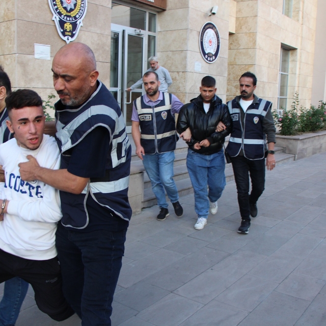 Takip edip bıçak çektikleri 2 kişinin 150 TL'sini gasbettiler; 2 tutuklama