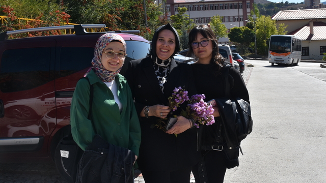 Gümüşhane Üniversitesi'nde öğrenciler çiçekler ile karşılandı