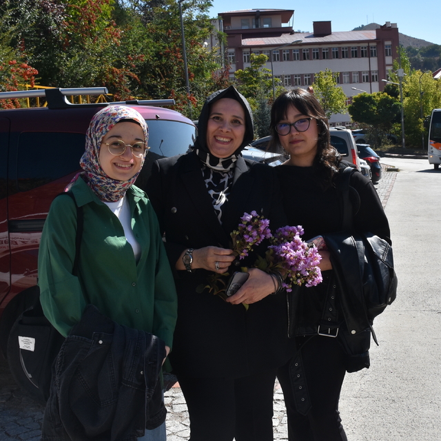 Gümüşhane Üniversitesi'nde öğrenciler çiçekler ile karşılandı