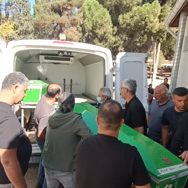 TIR'a çarpan otomobildeki 3 kardeşten 2'si öldü