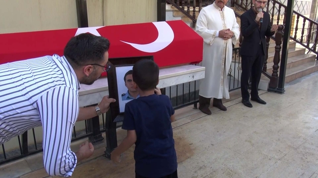 Kalp krizinden ölen polis babasını son yolculuğuna fotoğrafını öpüp, uğurladı