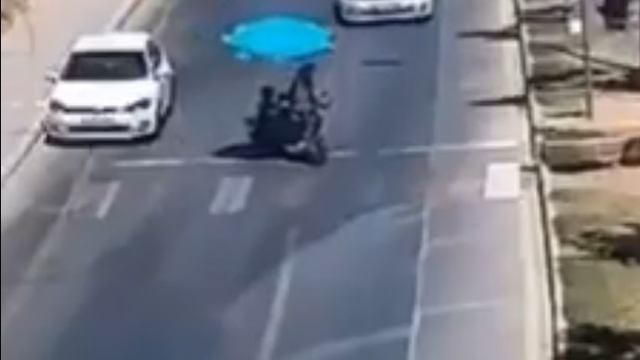 Otomobilin, yaya geçidinde motosiklete çarptığı kaza kamerada