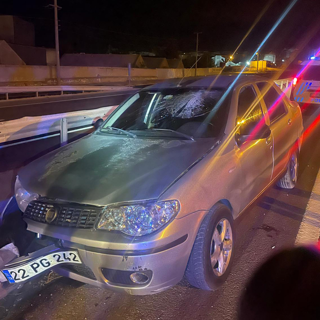 Ters yönde giderken refüje çarpan otomobilin alkollü sürücüsü yaralandı
