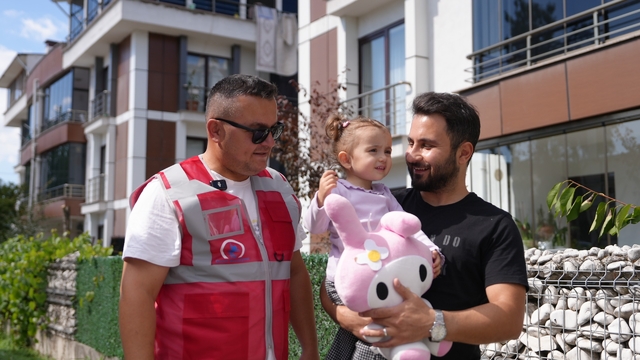 Düzce'de her gün pencerede çöp kamyonunu bekleyen küçük kıza oyuncaklı jest