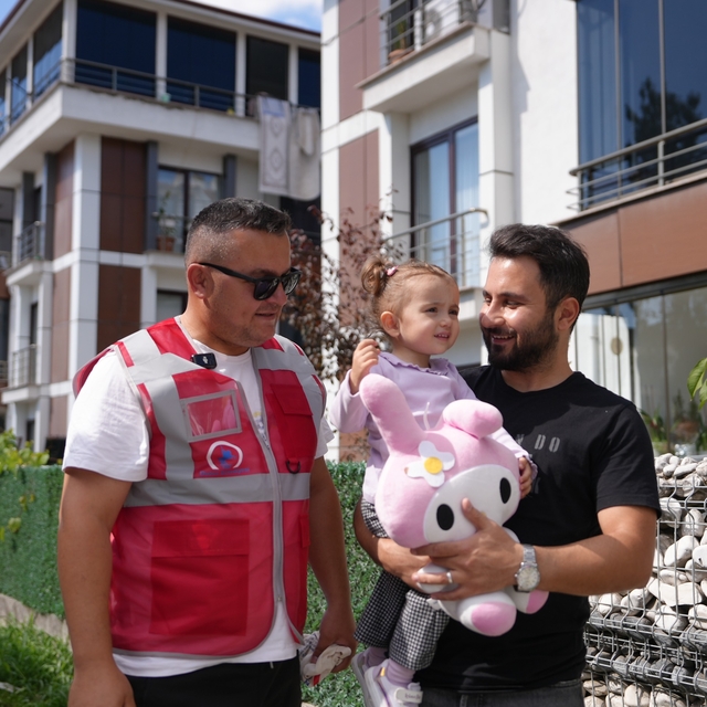 Düzce'de her gün pencerede çöp kamyonunu bekleyen küçük kıza oyuncaklı jest