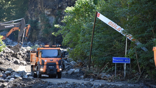 Bakanlar Uraloğlu ve Bak, Artvin'de selden etkilenen bölgelerdeki çalışmaları inceledi