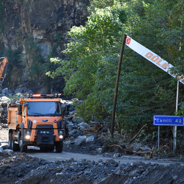 Bakanlar Uraloğlu ve Bak, Artvin'de selden etkilenen bölgelerdeki çalışmala...
