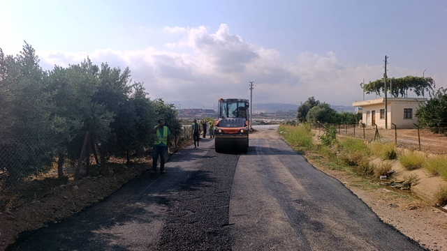 Mersin'in Akdeniz ilçesinde yollar yenileniyor