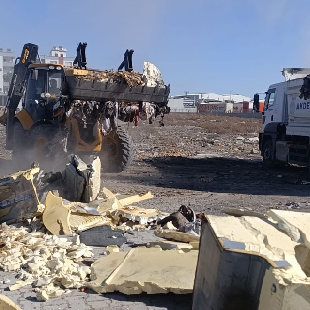 Mersin'in Akdeniz ilçesinde 20 kamyon dolusu atık toplandı