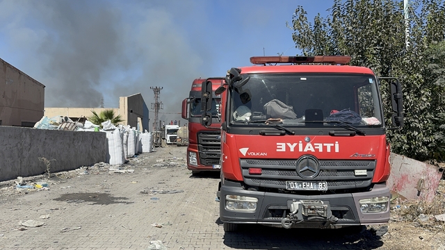 Adana'da geri dönüşüm fabrikasının bahçesindeki yangında soğutma çalışması sürüyor