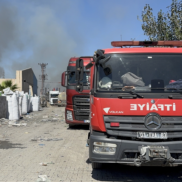 Adana'da geri dönüşüm fabrikasının bahçesindeki yangında soğutma çalışması...
