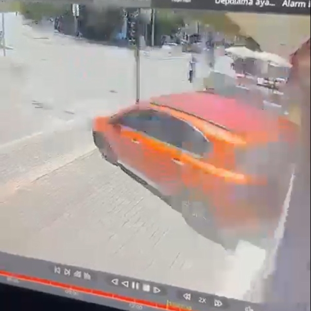 Sürücüsünün el frenini çekmeyi unuttuğu otomobil kuyumcu dükkanına çarptı