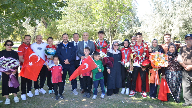 Avrupa Gençler Kick Boks Şampiyonası'nda madalya kazanan sporcular, Konya'da çiçeklerle karşılandı
