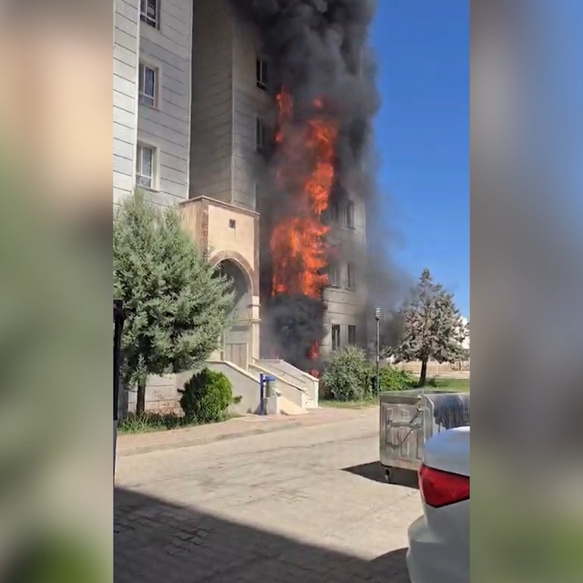 7 katlı apartmanın giriş katındaki dairede çıkan yangın söndürüldü
