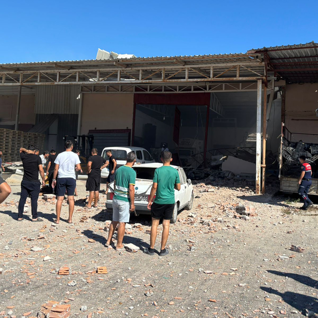 Antalya'da, toptancı halindeki iş yerinde patlama